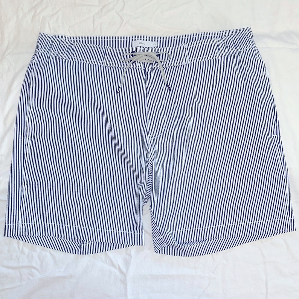 EUC 🐠 Onia Men’s Swim Trunks - seersucker fabric, side and back zip pockets.